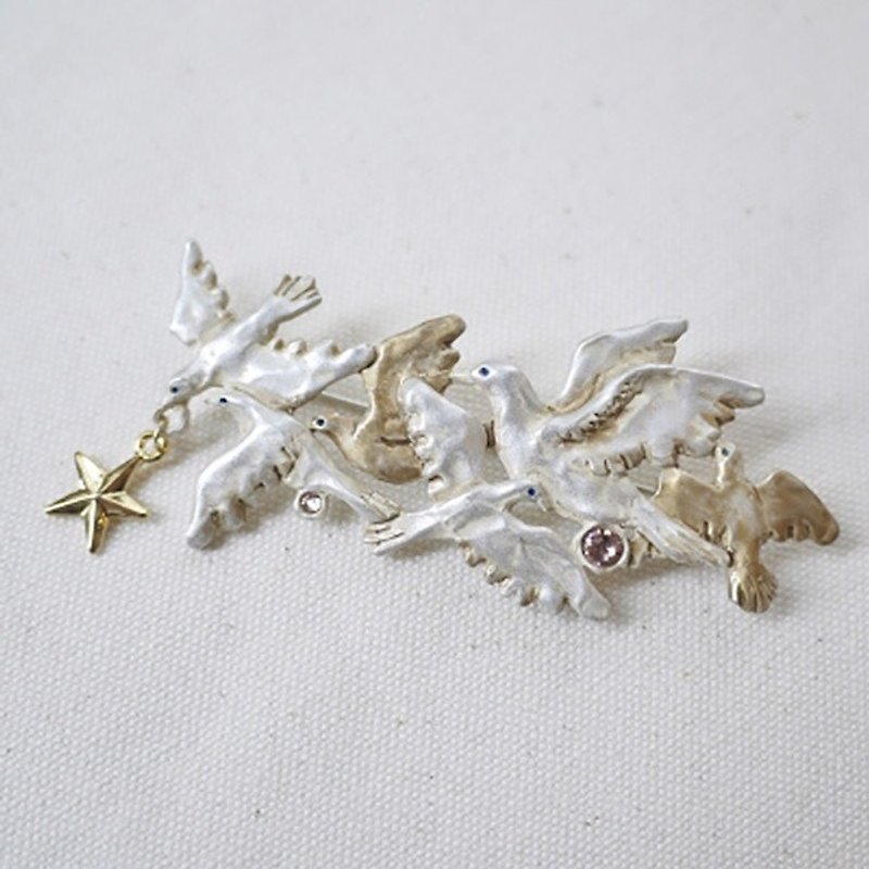 Flutter of wings Brooch トラファルガーブローチ / ピンブローチPB068 - 胸针 - 其他金属 白色