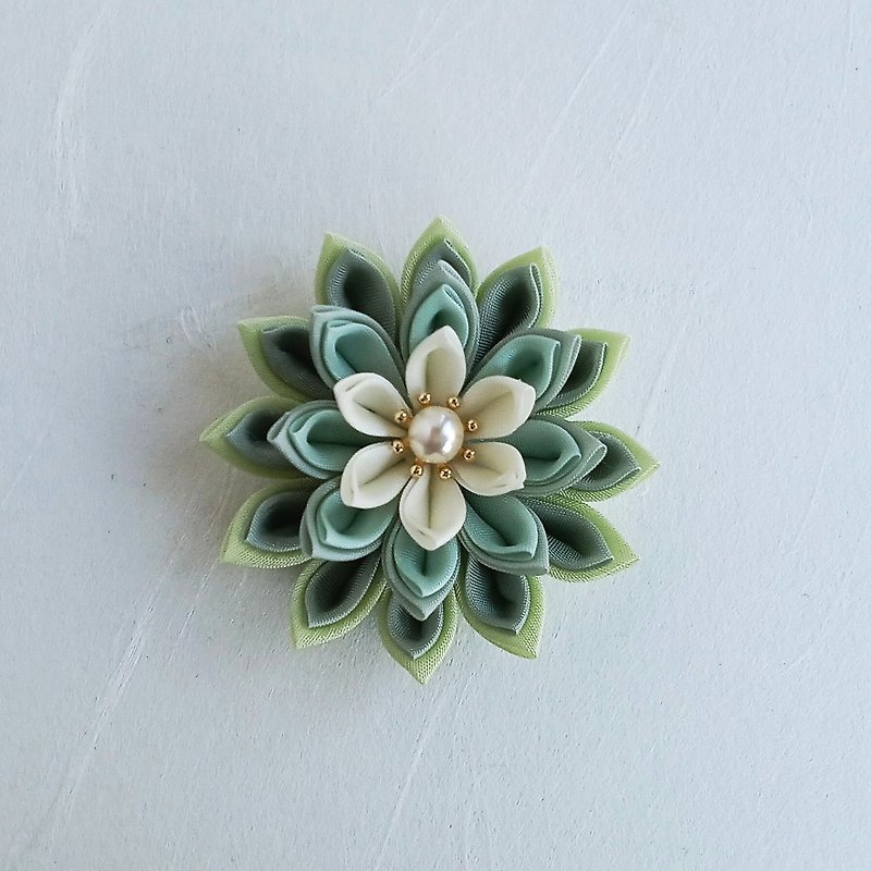 お花のブローチ　ライトグリーン　つまみ細工 - 胸针 - 棉．麻 绿色