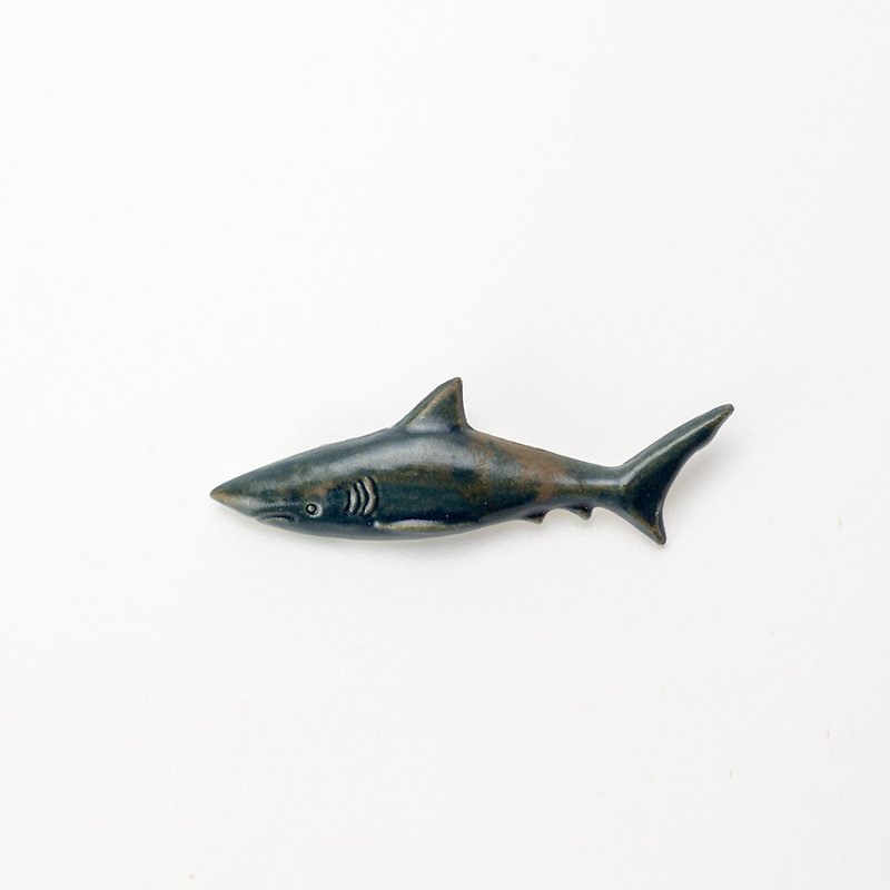 陶器ブローチ　サメ(サビ青) - 胸针 - 陶 绿色
