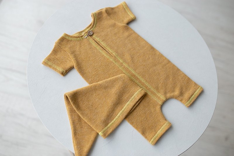 新生儿黄色连身衣：婴儿的完美服装 - 婴儿饰品 - 其他金属 黄色
