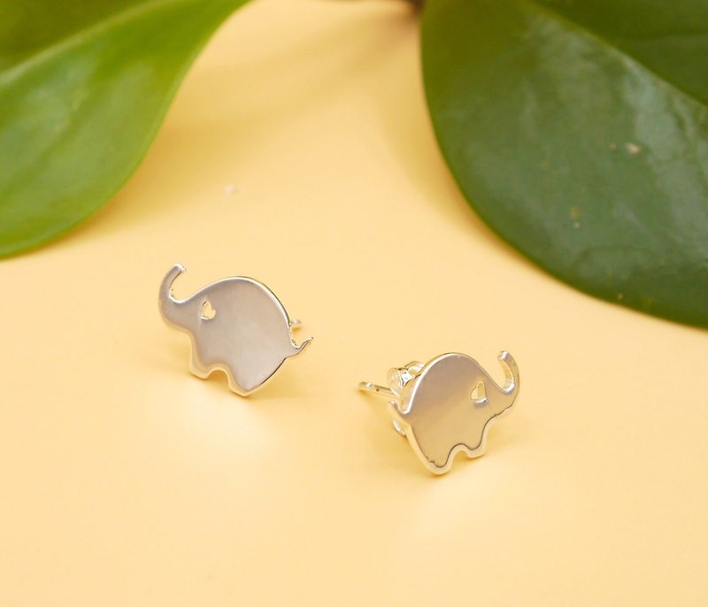 Handmade Little Elephant earring - Silver plated - 耳环/耳夹 - 其他金属 银色