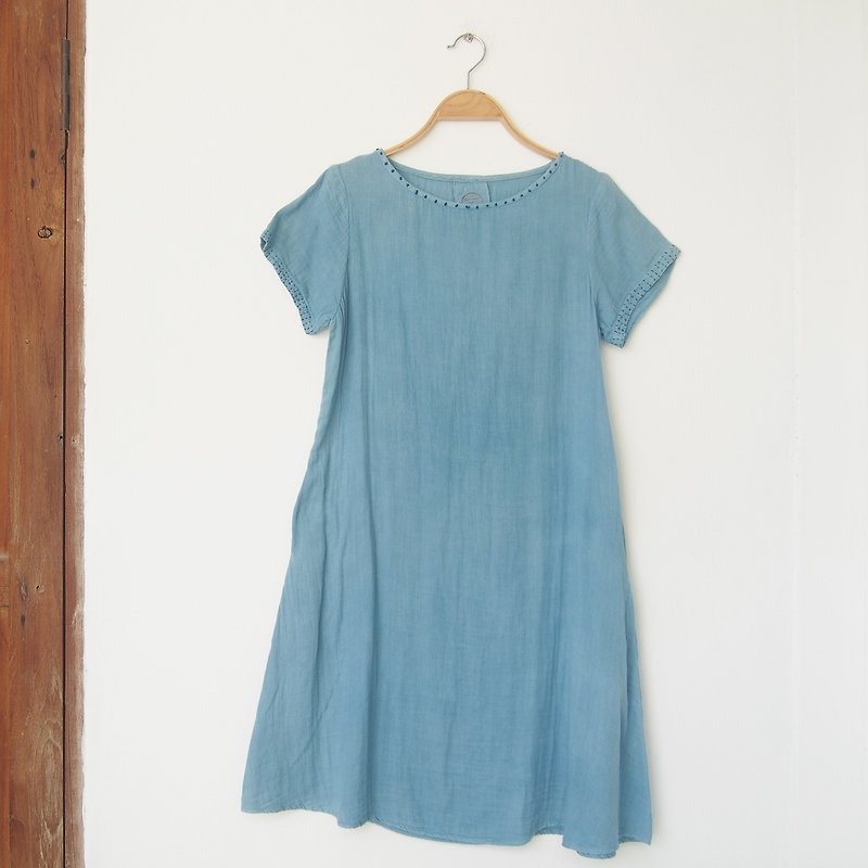 Pale indigo dress / hand embroidery - natural dye - 洋装/连衣裙 - 棉．麻 蓝色