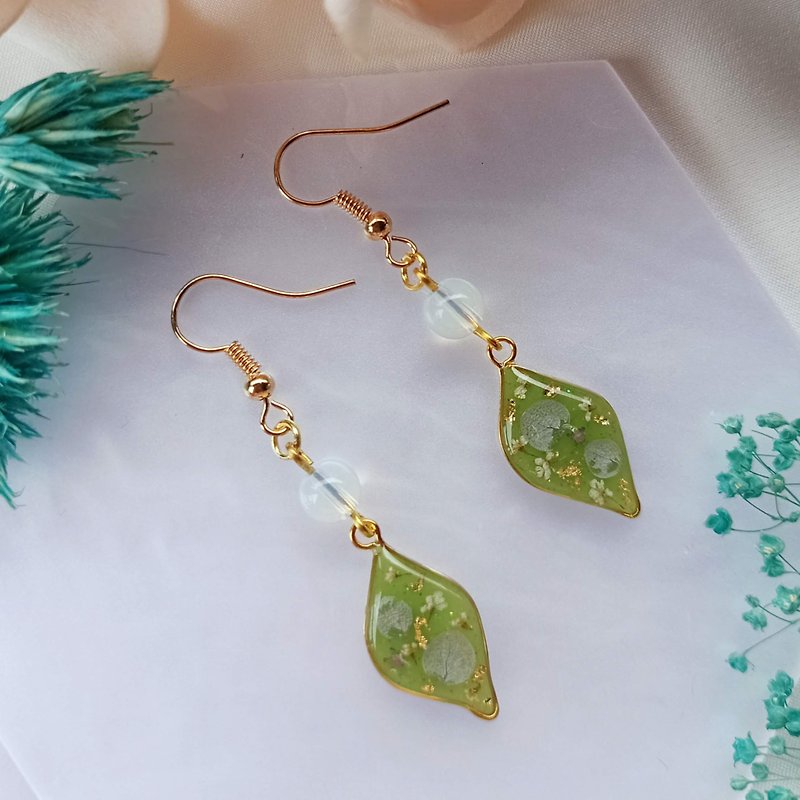 Handmade water drop earrings with Moonstone - 耳环/耳夹 - 树脂 绿色