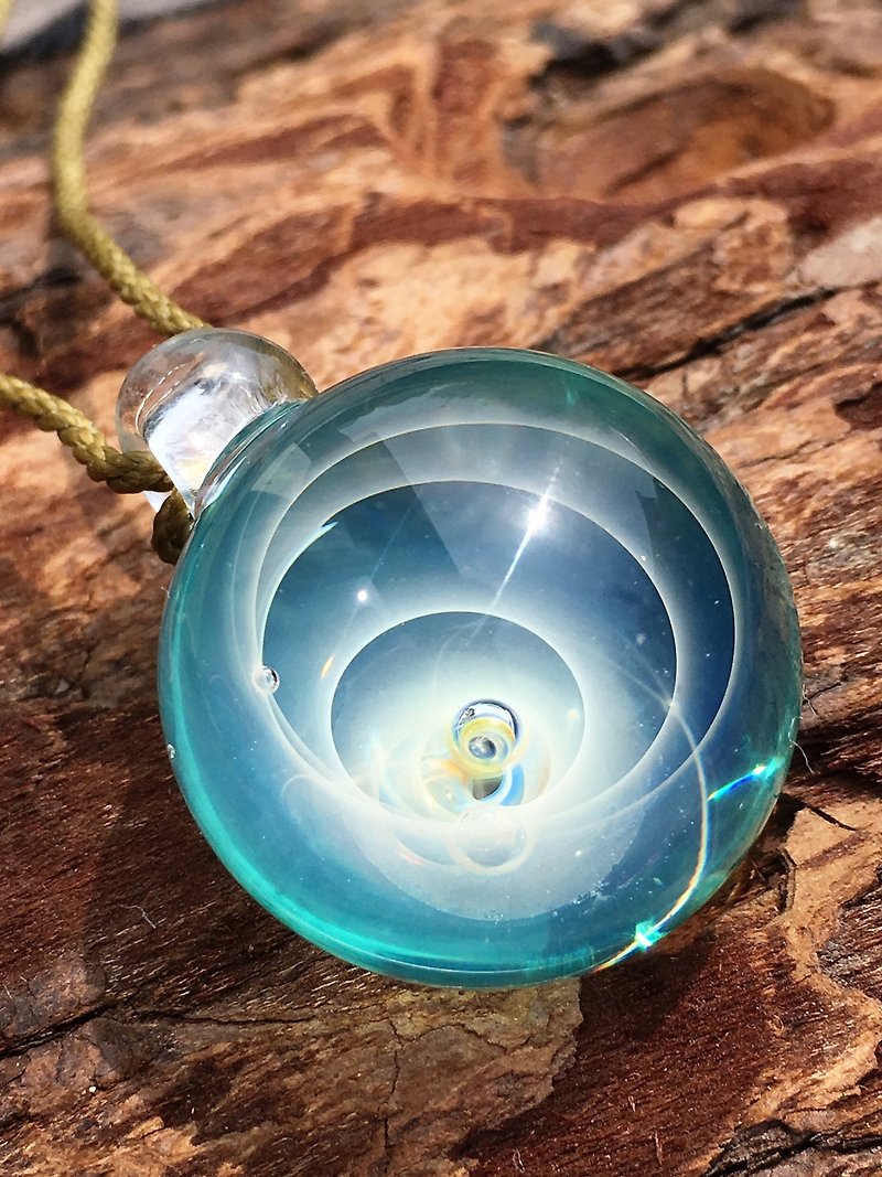 boroccus ホワイトブルー 立体螺旋渦模様 耐熱ガラス ペンダント - 项链 - 玻璃 蓝色