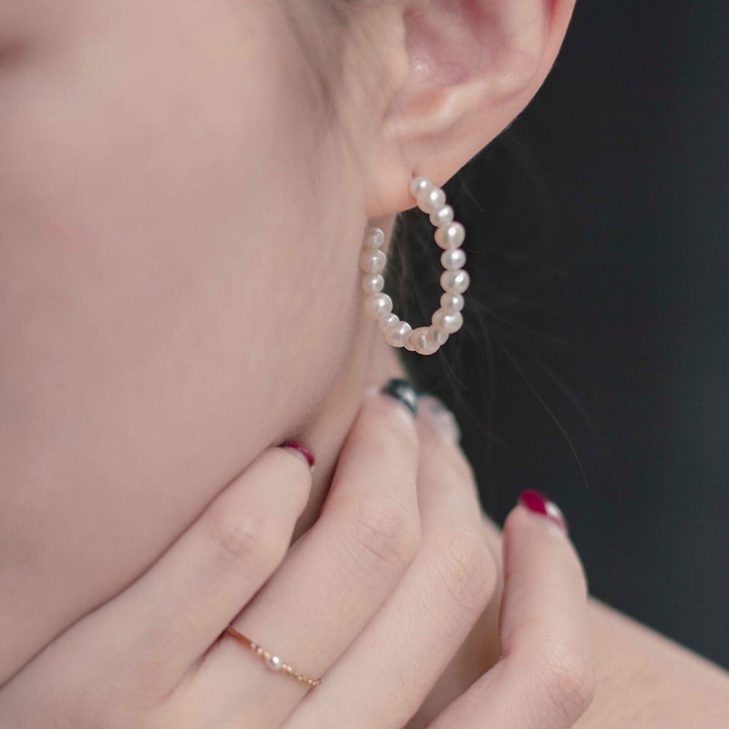 优雅淡水珍珠圈耳环 CERCLE PERCLE - 耳环/耳夹 - 珍珠 白色