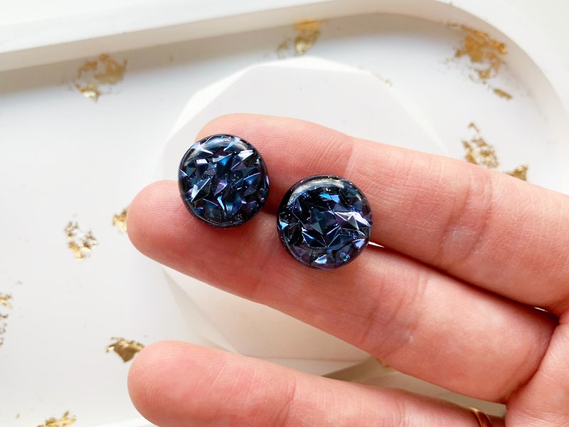 Space sparkly stud earrings. Resin circle earrings with glitters, Gift for her - 耳环/耳夹 - 树脂 蓝色