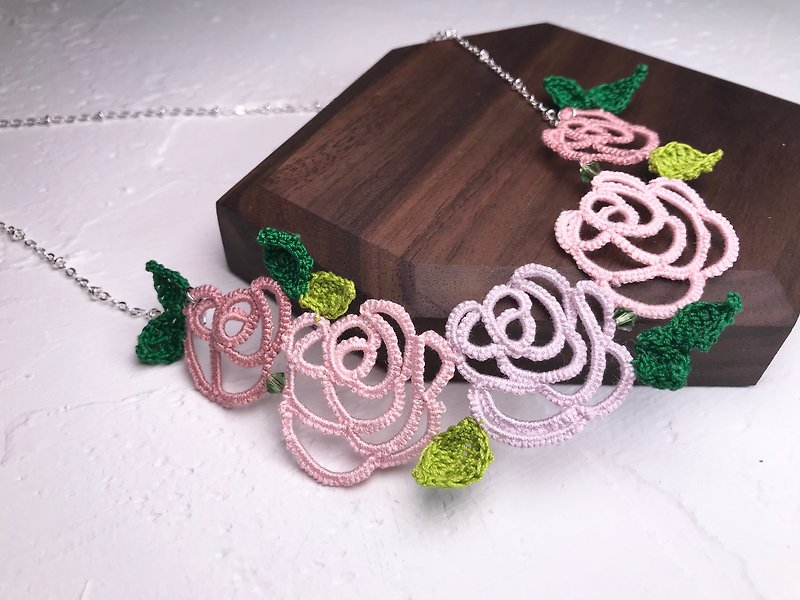 手织蕾丝玫瑰花项链 (粉色系) / 礼物 / Swarovski水晶 / 定制化 - 项链 - 棉．麻 粉红色