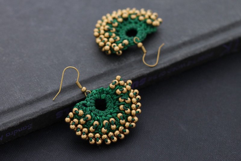 绿色钩针耳环，黄铜串珠编织耳环，绿色针织耳环 - 耳环/耳夹 - 棉．麻 绿色