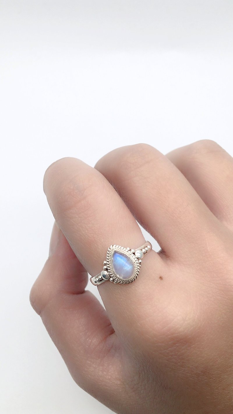 月光石925纯银典雅款戒指 尼泊尔手工镶嵌制作-水滴月光石 - 戒指 - 宝石 蓝色