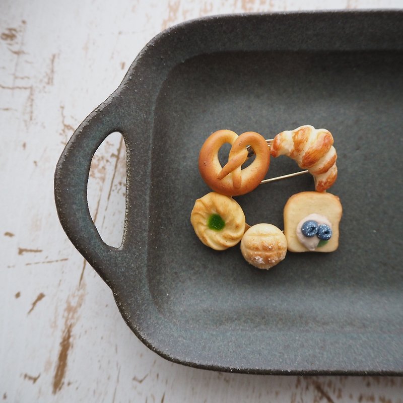 brooch /miniature bread mix - 胸针 - 粘土 咖啡色