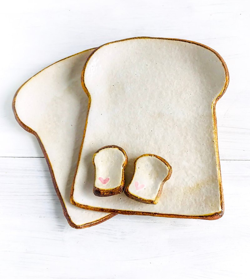 Goody Bag -食パンの皿　レギュラーサイズ　と特別仕様の厚切り食パンの箸置きセット - 盘子/餐盘/盘架 - 陶 白色