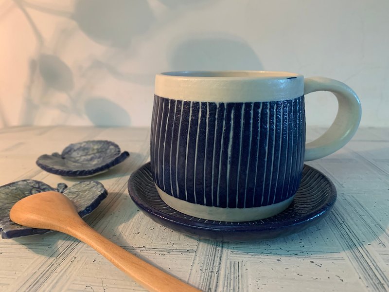 钴蓝与白陶制咖啡杯盘组_陶器马克杯