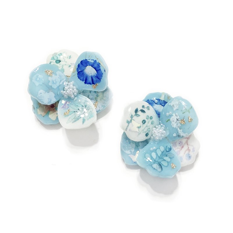 日本树脂蓝色碎花耳环(可改夹) - 耳环/耳夹 - 树脂 蓝色