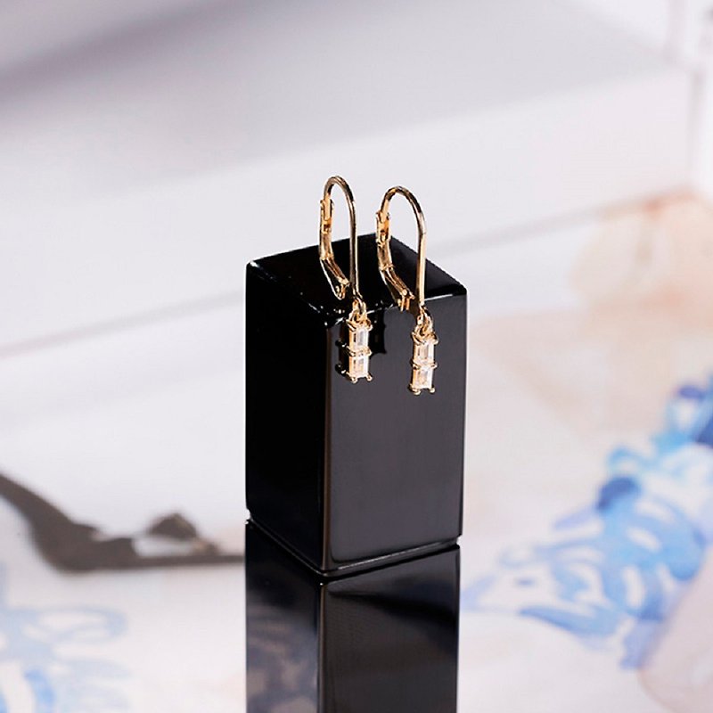 纯银 耳环/耳夹 银色 - Avera sterling silver earrings with zirconia gemstones