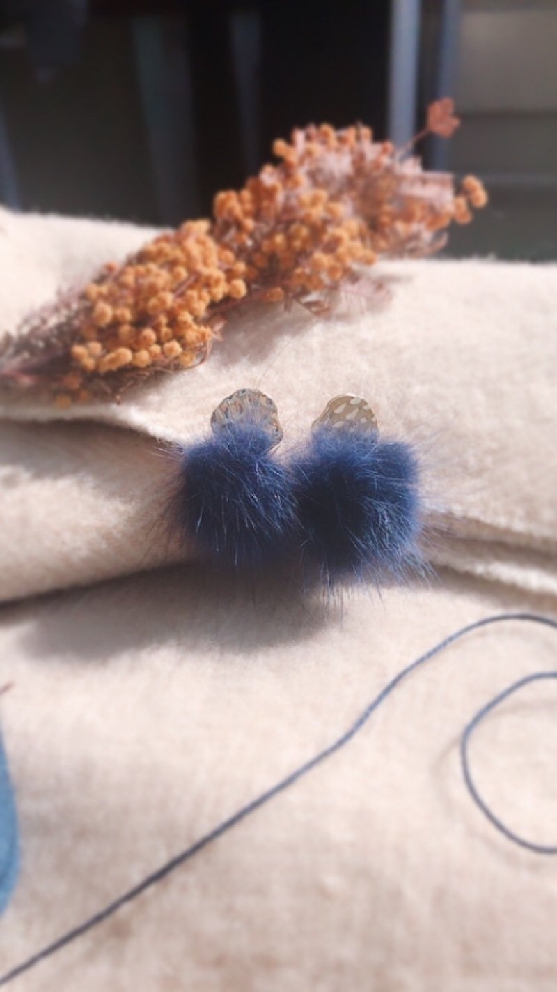 Fluffy earrings - 耳环/耳夹 - 其他金属 蓝色