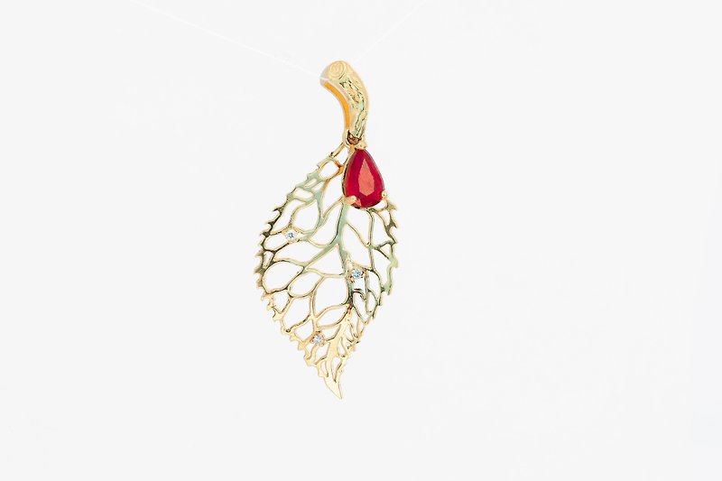 Leaf pendant with ruby and diamonds - 项链 - 贵金属 金色