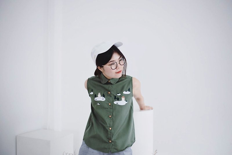 Sleeveless Shirt - Snow Bear - 女装衬衫 - 棉．麻 绿色