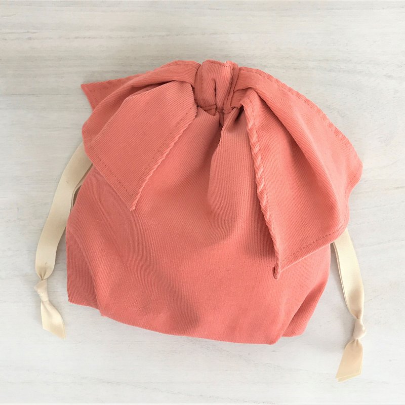 ライトコーデュロイ アシンメトリーリボン巾着ポーチ コーラルピンク - 化妆包/杂物包 - 棉．麻 粉红色
