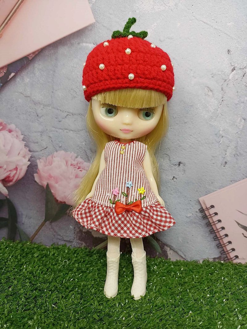 Middie、Blythe 和 Odeko 娃娃的刺绣洋装 + 草莓针织帽。 - 玩具/玩偶 - 棉．麻 红色