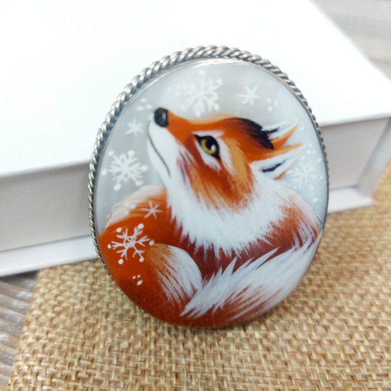 手工饰品：珍珠胸针上冬季雪花中的狐狸蜷缩成球 - 胸针 - 贝壳 橘色