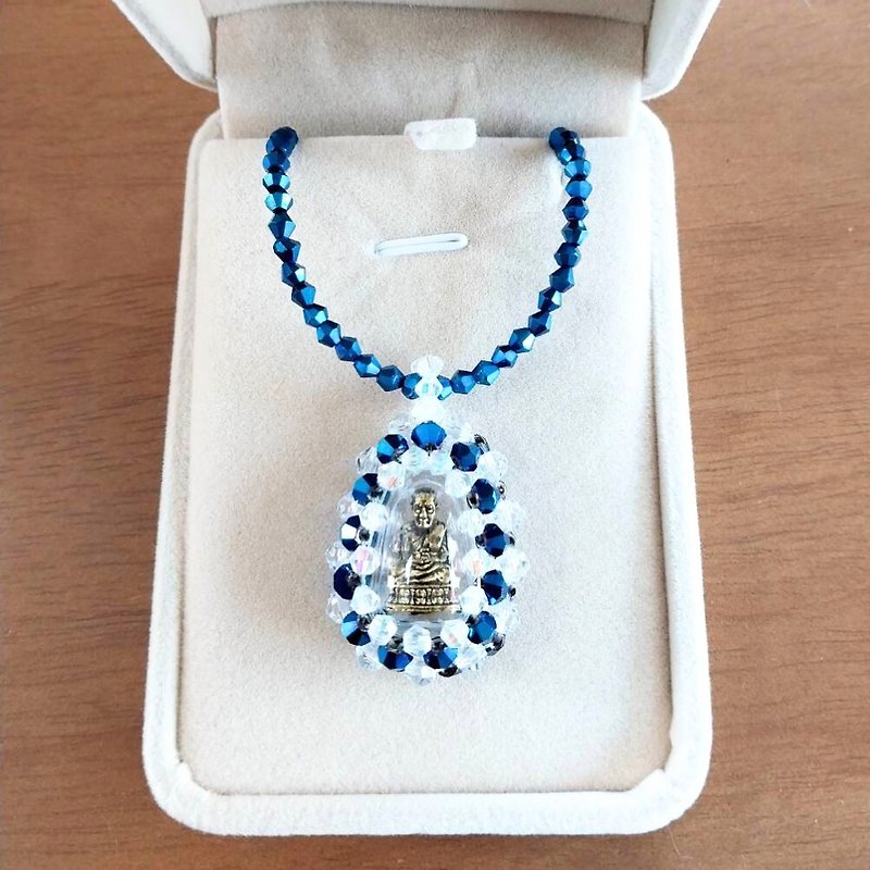 水晶项链配有神圣的 Luang Pu Thuat 护身符吊坠。在一个被蓝色水晶包围的框架中。 - 项链 - 水晶 