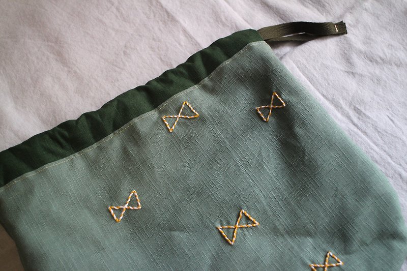 手工刺绣蝴蝶结束口袋 万用包 / 绿底 黄白线 - 化妆包/杂物包 - 棉．麻 绿色