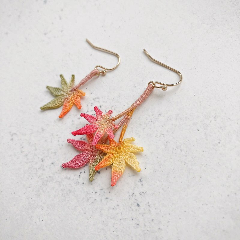 Autumn leaves chandelier earrings - 耳环/耳夹 - 绣线 红色