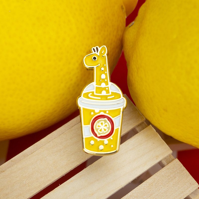 Giraffe Lemonade Enamel Pin - 胸针 - 其他金属 黄色