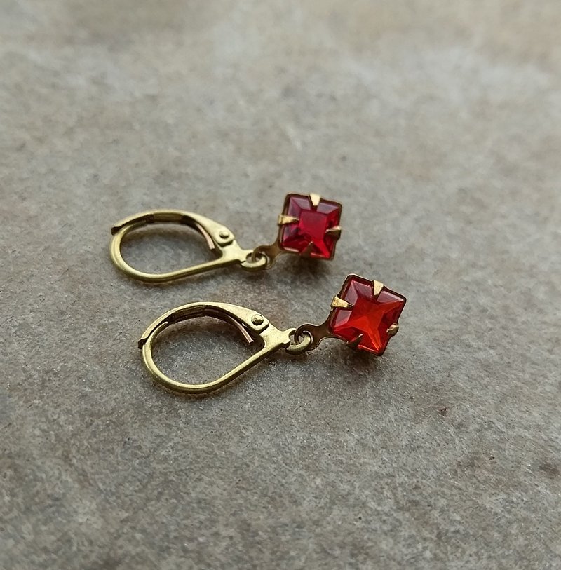 简约亮红古董玻璃耳环 - 耳环/耳夹 - 玻璃 红色