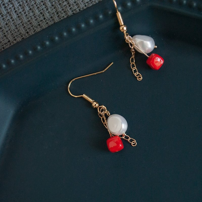 TeaTime / 白 + 红 珍珠耳环 / 原创 纯手工制 气质  不规则感珍珠 进口材质耳饰 耳环 - 耳环/耳夹 - 纸 红色