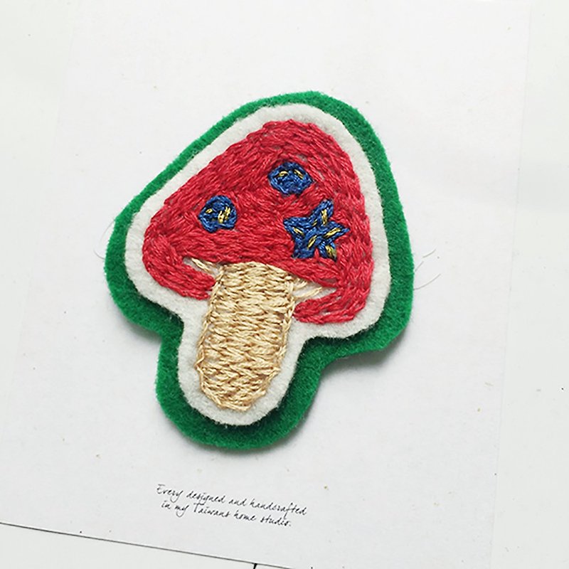 Cha mimi。手工刺绣 Love embroidery!-红色蘑菇 - 胸针 - 棉．麻 红色