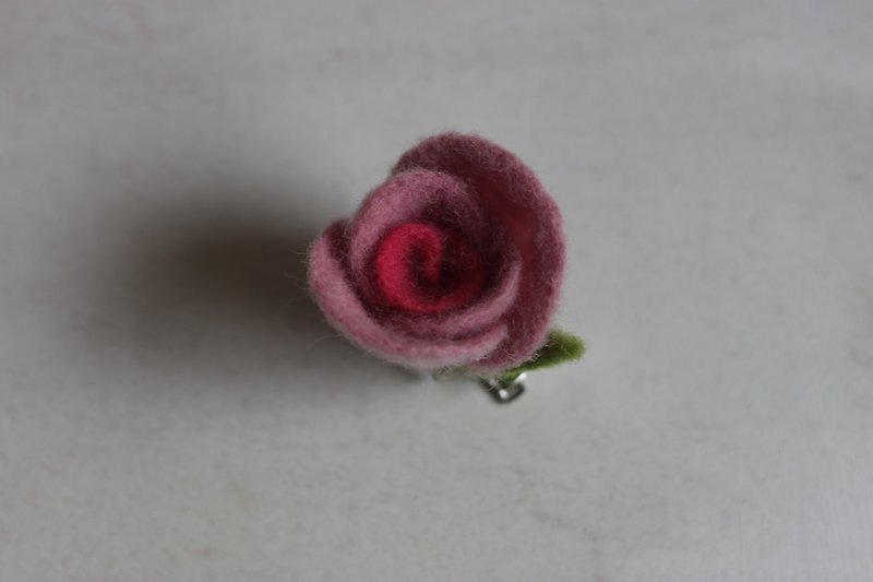 粉红渐层 天然植物染 玫瑰胸针兼发夹 订制款 - 胸针 - 羊毛 粉红色