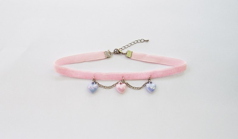 Pink velvet choker/necklace with pastel hearts and silver chain - 项链 - 其他材质 粉红色