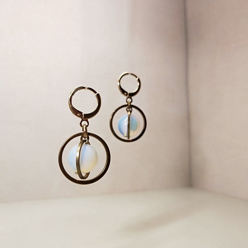黄铜天然石耳环 - 设计款 - 宇宙星系 - 月球(蛋白琉璃) - 耳环/耳夹 - 宝石 