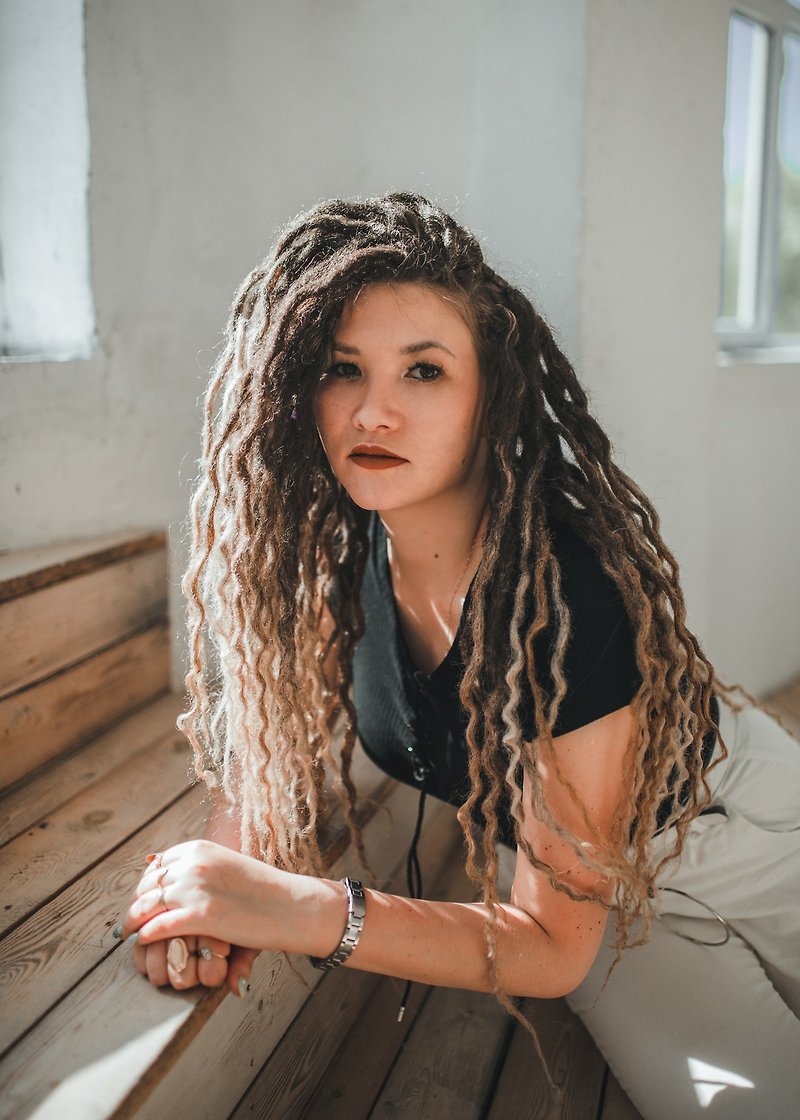 Autumn Mood Curled Synth Dreadlocks, Ombre Brown to Honey Beige, Hair Extensions - 发饰 - 其他材质 咖啡色