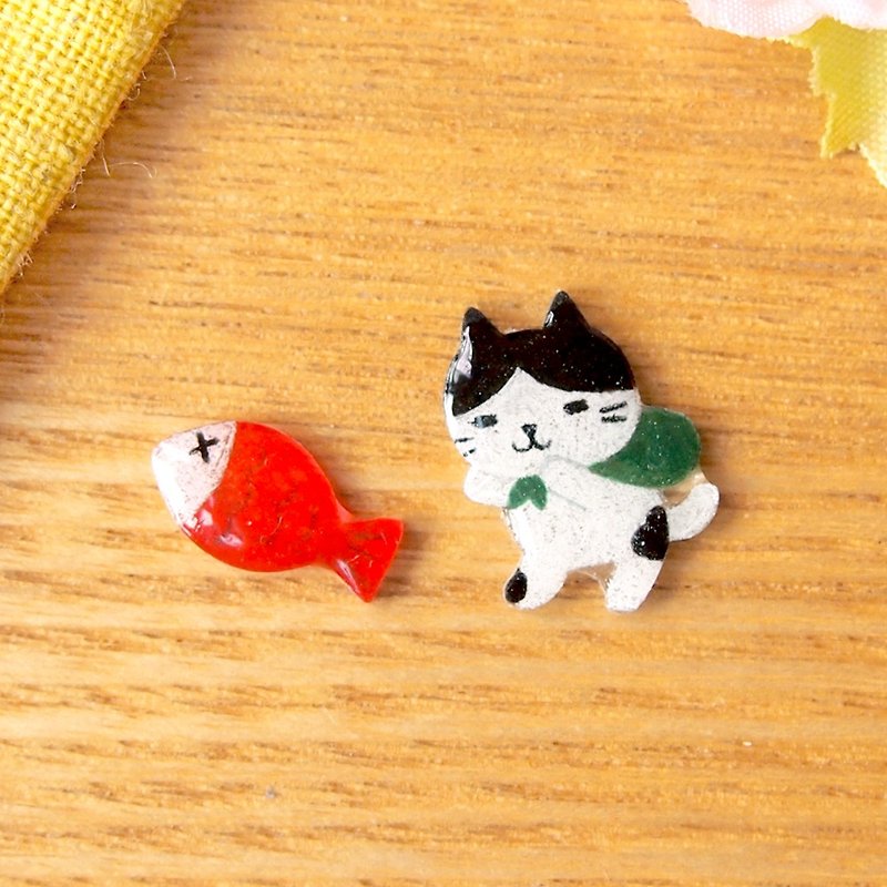 Meow原创手作小偷猫猫偷鱼鱼耳环(小偷猫猫和鱼鱼为一对)可改夹式 - 耳环/耳夹 - 塑料 白色