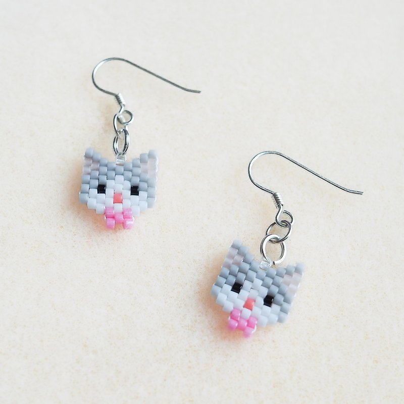 Cat beaded earring with pink bow - 耳环/耳夹 - 其他材质 多色