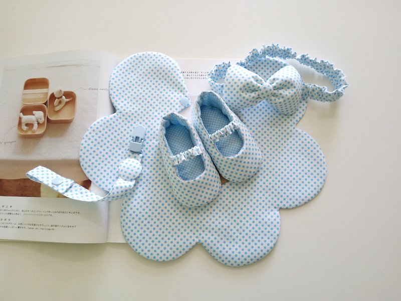 蓝点点弥月礼物 婴儿鞋+围兜+发带+奶嘴夹 - 满月礼盒 - 棉．麻 蓝色