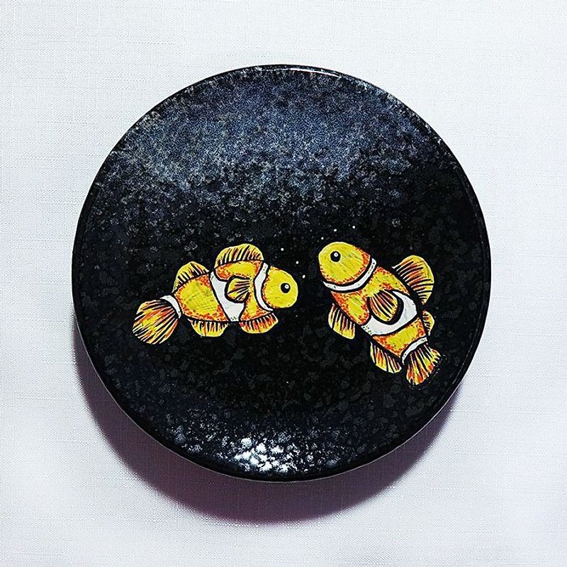 疗愈陶瓷手绘盘 - 小丑鱼儿结伴(14cm) - 浅碟/小碟子 - 其他材质 黑色
