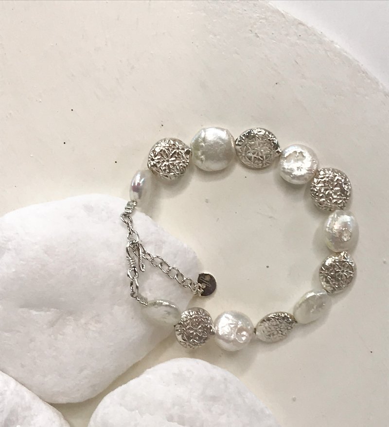 Flat pearl beads and patterned silver beads bracelet (B0019A) - 手链/手环 - 银 银色