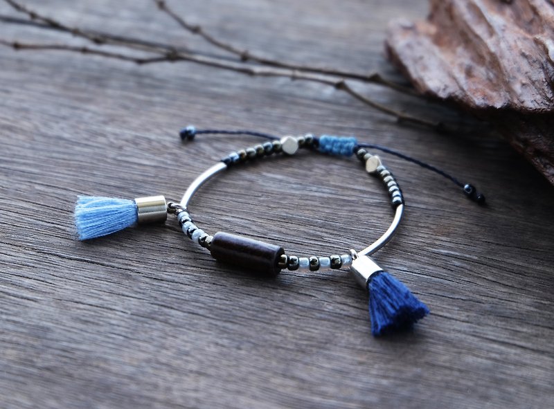 Dark wooden blue tassel string bracelet - 手链/手环 - 其他材质 蓝色