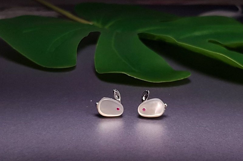 订制设计款 珍珠母贝兔子造型耳环 925纯银耳环 接受定制化 - 耳环/耳夹 - 贝壳 白色