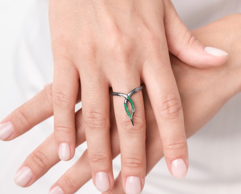 祖母绿14k金结婚戒指 扭曲藤蔓树皮婚戒 自然灵感树枝环长型戒指 - 戒指 - 贵金属 绿色