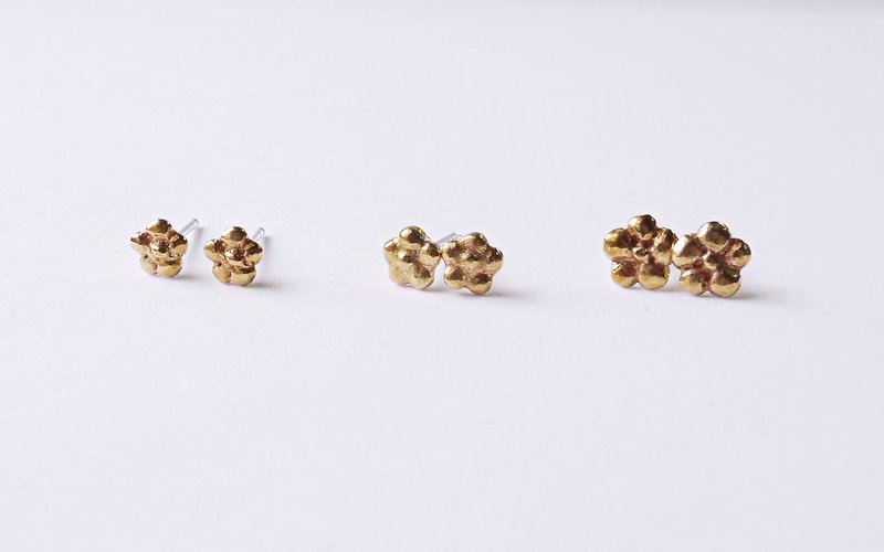 黄铜小花朵-五瓣 (925银耳针) - 耳环/耳夹 - 铜/黄铜 金色