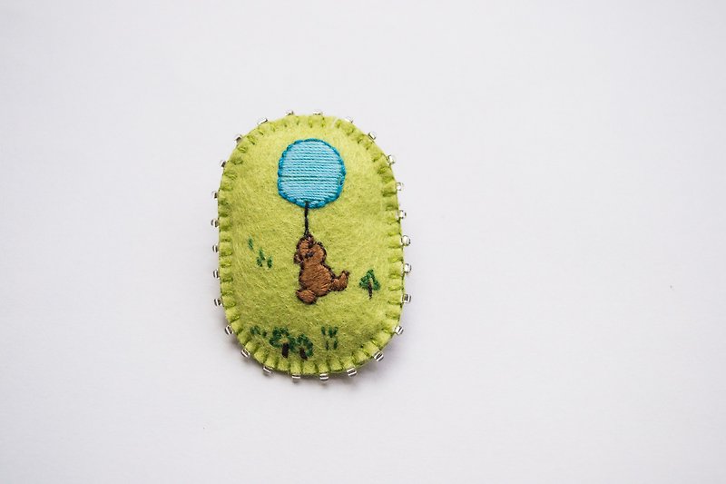 维尼熊 Winnie the Pooh hand embroidery brooch - 胸针 - 其他材质 多色