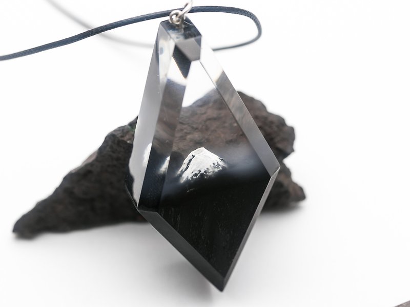 吊坠 Fuji 由黑色鹅耳枥和珠宝树脂制成