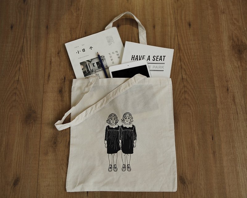 双胞胎女孩环保袋/插画/手工丝网印刷/tote bag - 后背包/双肩包 - 棉．麻 黑色