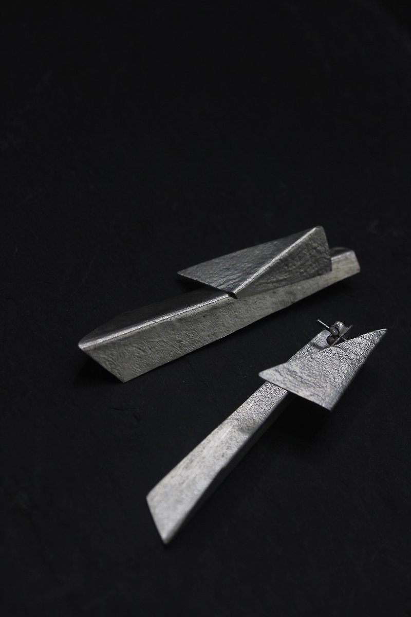 Handmade long stud earrings with bended textured silver pieces (E0200) - 耳环/耳夹 - 银 银色