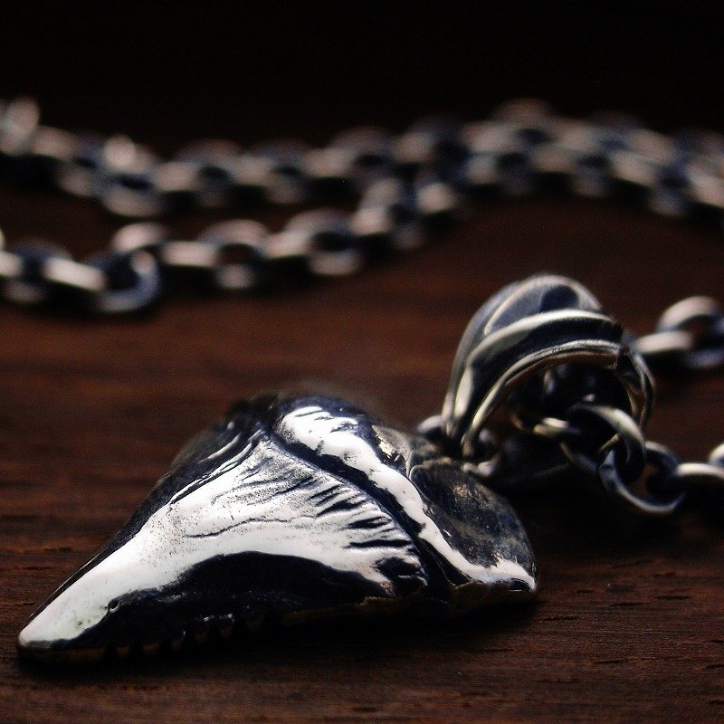 TANIWHA TOOTH　PENDANT　 鮫の歯　シルバー　ペンダント【BASARA】 - 项链 - 其他金属 灰色