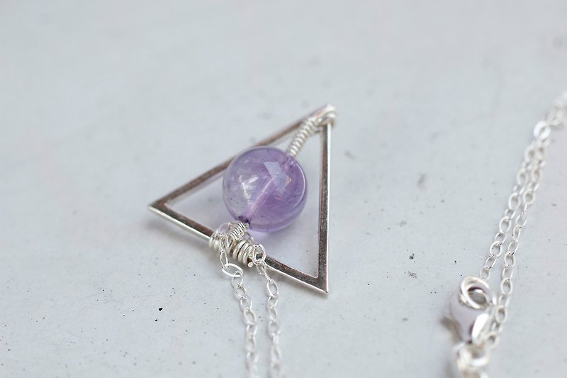 MYTH DELUXE: 三角几何紫晶925纯银项链 附收纳袋及英国拭银布 - 项链 - 宝石 紫色
